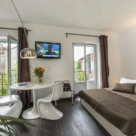 Les Capucines Bed & Breakfast *