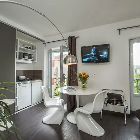 Les Capucines Bed & Breakfast *
